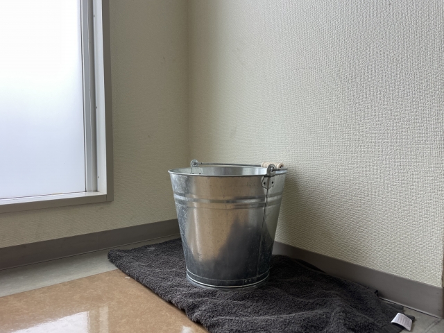 壁から雨漏りしたときの応急処置方法とは？自分でできる対策と注意点を解説！
