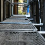 屋根工事で足場なしは違法？法律や安全基準から解説
